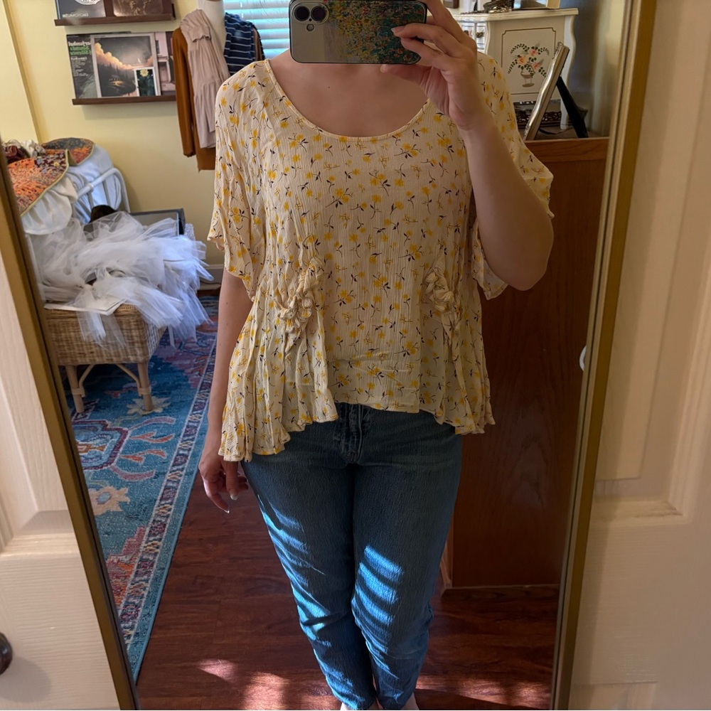 Flowy Butterfly/Flutter Sleeve Floral Peplum scoop neck top